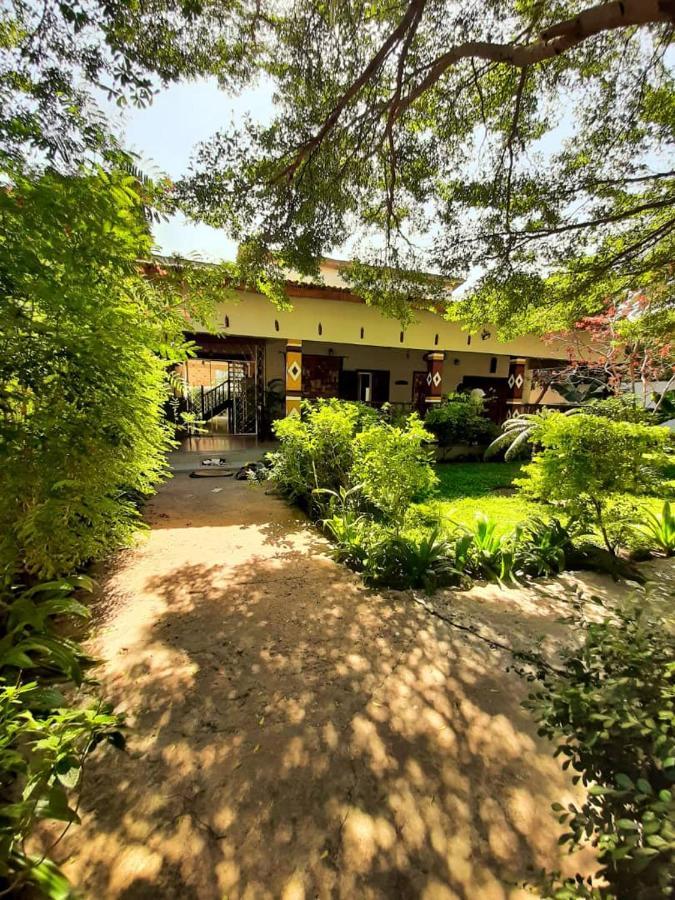 Casa Hotel Sinkiling Gambia Serrekunda Exteriör bild