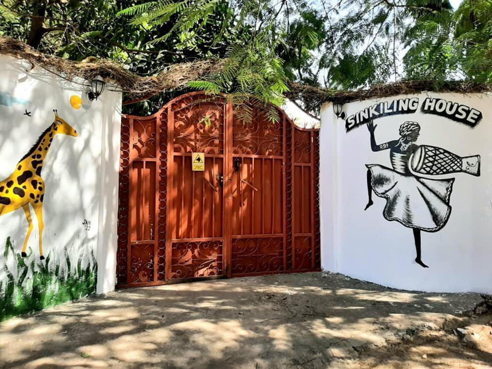 Casa Hotel Sinkiling Gambia Serrekunda Exteriör bild